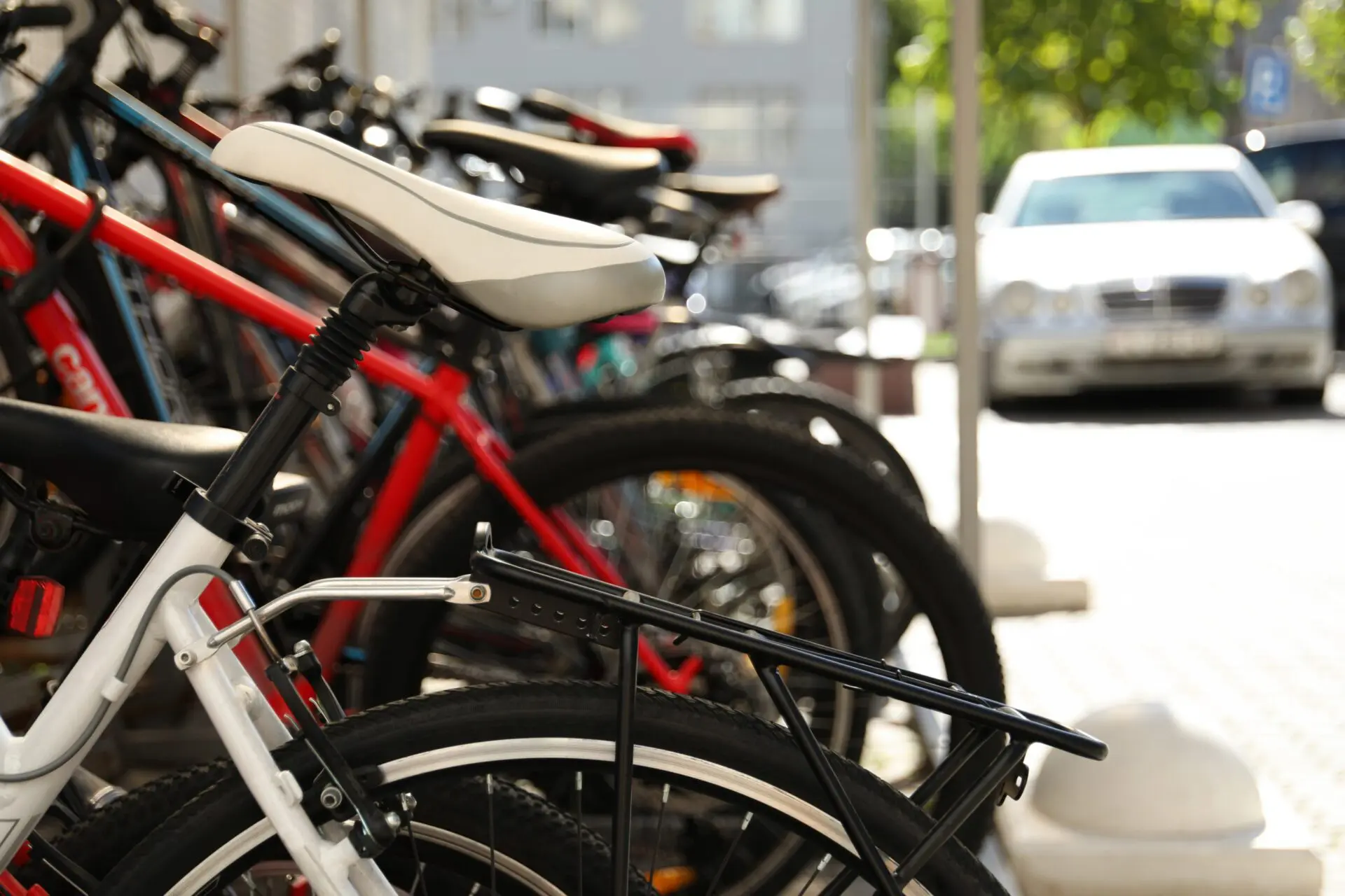 différents types de vélo stationnés