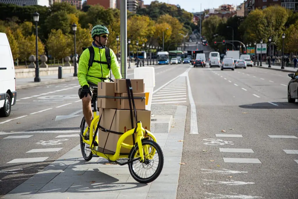 livreur sur velo cargo
