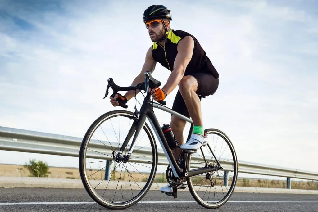 cycliste roulant sur un velo de route