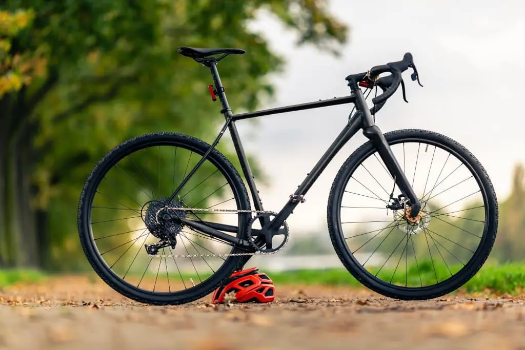 vélo gravel avec un casque