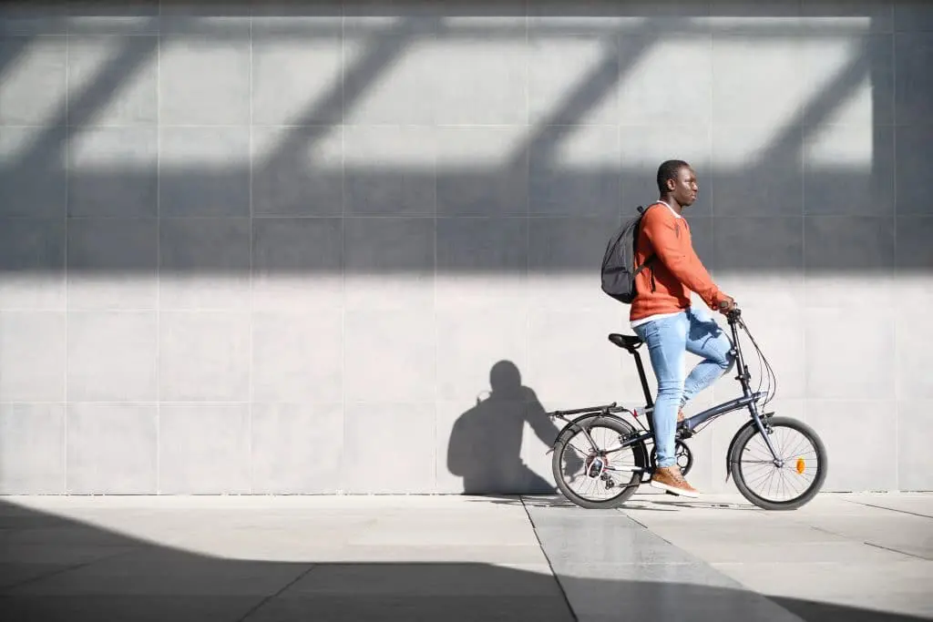 homme sur un velo pliant