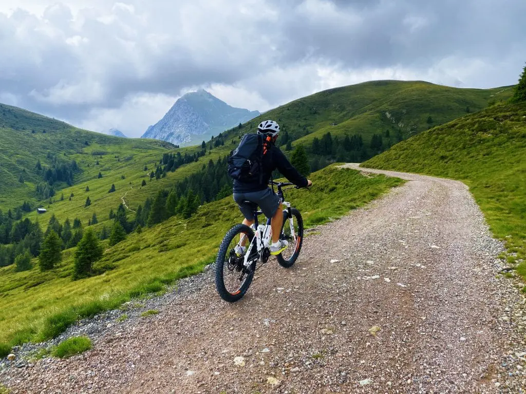 vtt sur un chemin