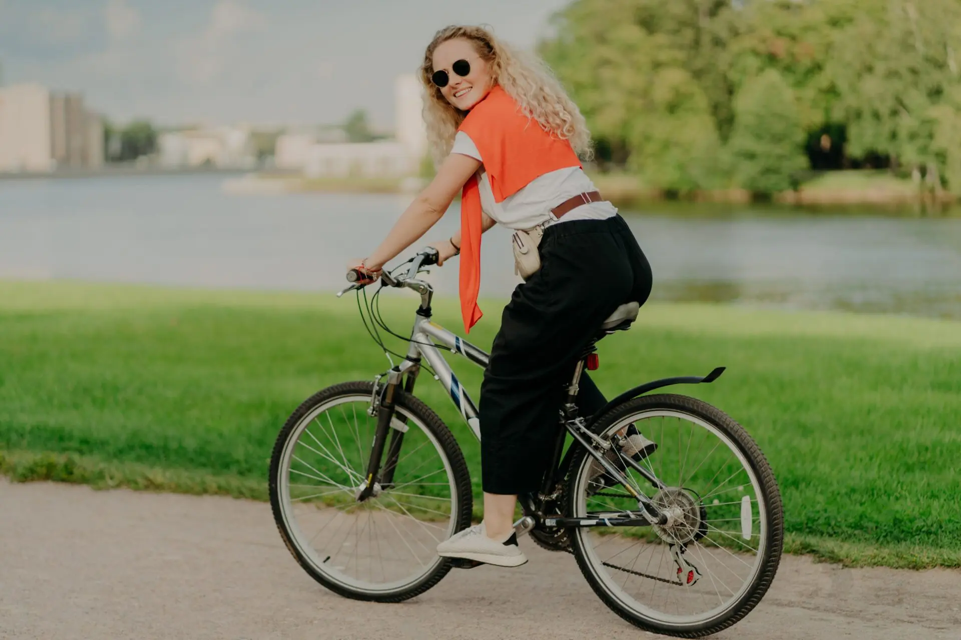 femme sur un velo trajet 5 km