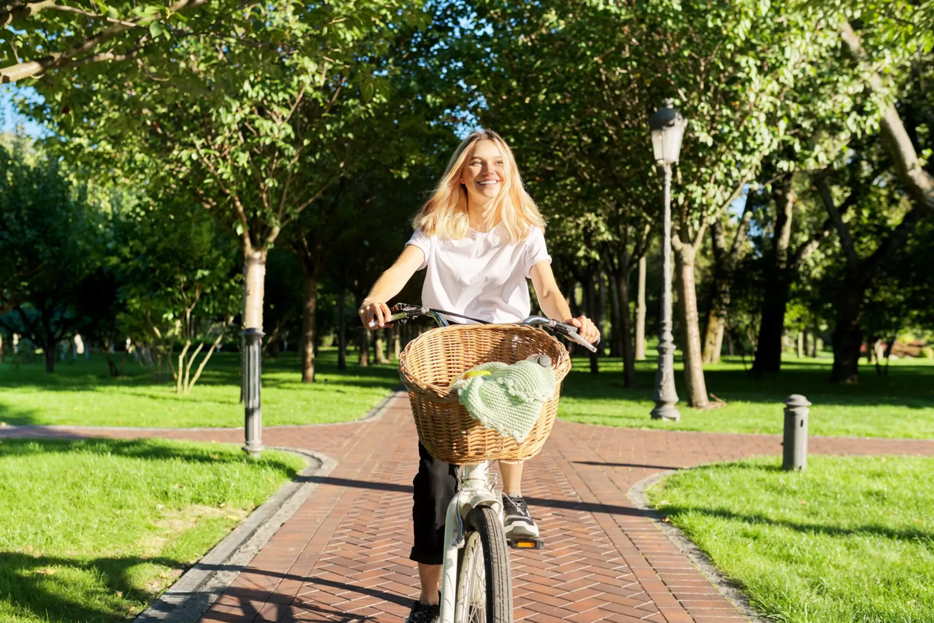 jeune femme sur un vélo dans un parc