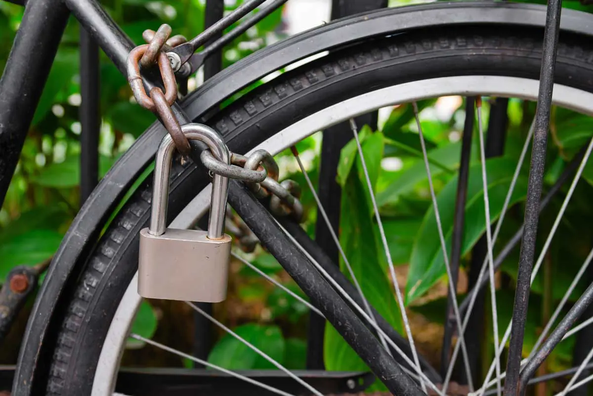 Cadenas et chaînes pour attacher un vélo
