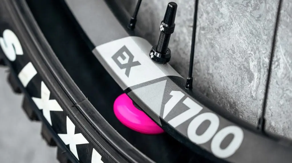 Muc-off le support pour AirTag dans la roue du vélo