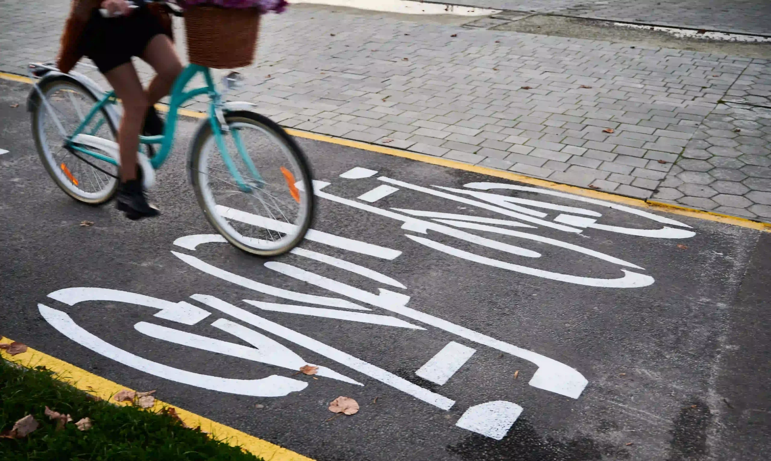 Femme se baladant à vélo en ville